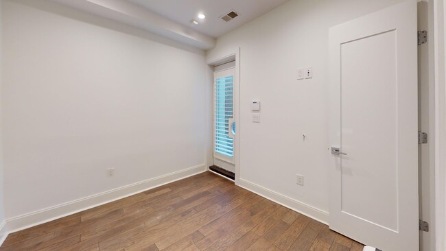 Building Photo - U Street Corridor Two Bedroom For Rent! Pe...