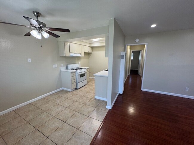 Building Photo - Long Beach 2 bed 1.5 Bath Condo - Pool, Laundry, & Parking included!