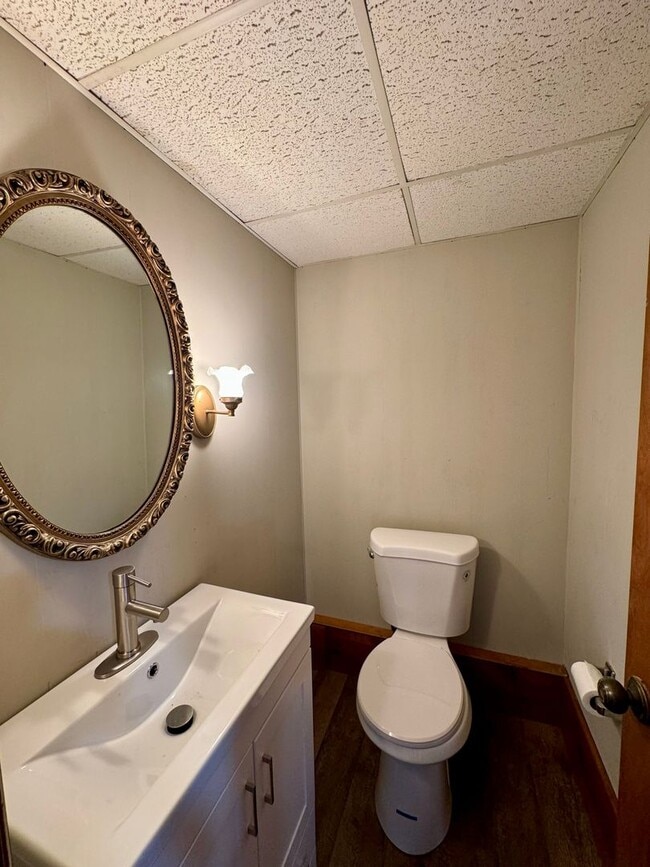 Building Photo - Recently remodeled 3-bedroom, 1.5 bath in the brewery district area