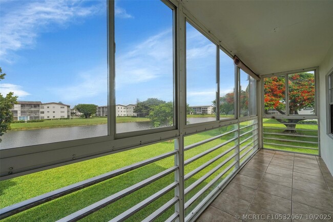 Building Photo - 486 Fanshaw L