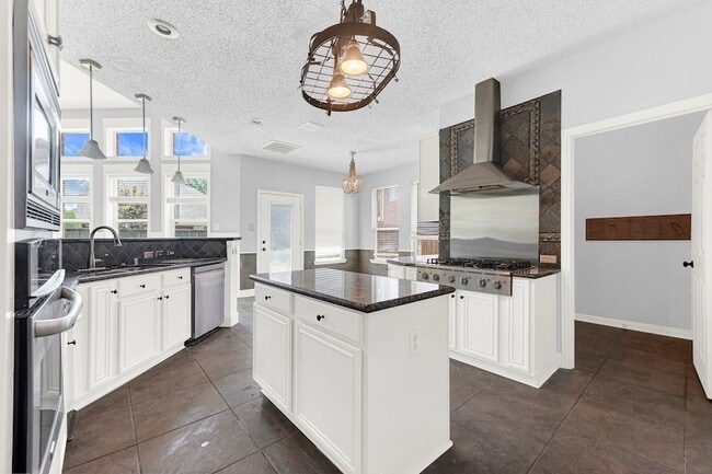 Building Photo - 1413 Westmont Dr