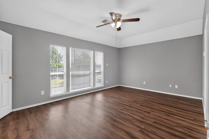 Building Photo - 217 Pinewood Trl