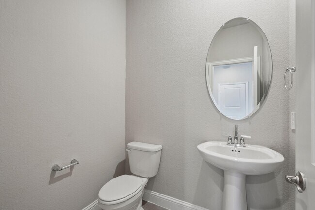Building Photo - 2116 Gustavus Dr