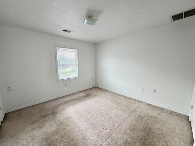 Building Photo - 116 T-Bird Ln