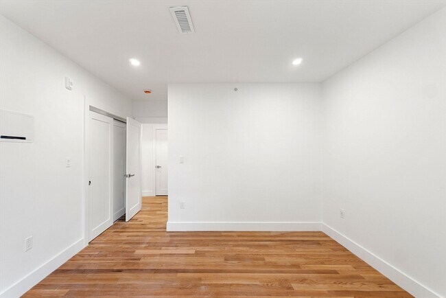 Building Photo - 6 Devine Wy
