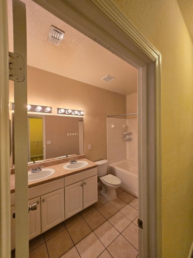 Building Photo - 2/2.5 Townhome in Magnolia Place