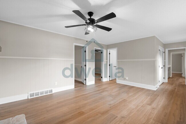 Building Photo - "Charming 5-Bedroom Oasis with 2 Full Bath...