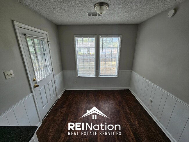 Building Photo - MEMPHIS CHARMER! | Brick Fireplace & Bright Windows | 3 Bed / 2 Bath & Fenced Yard!