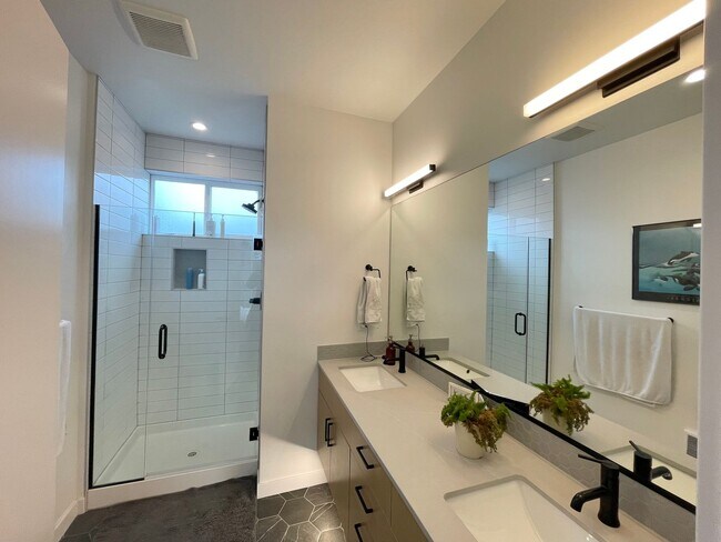 Building Photo - 4-Star Green Built 3-bed, 2 bath Modern Townhome with Views!