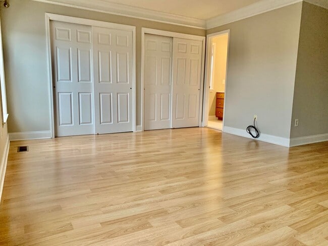 Building Photo - MUST SEE! End Unit, Electric Fireplace, Gr...