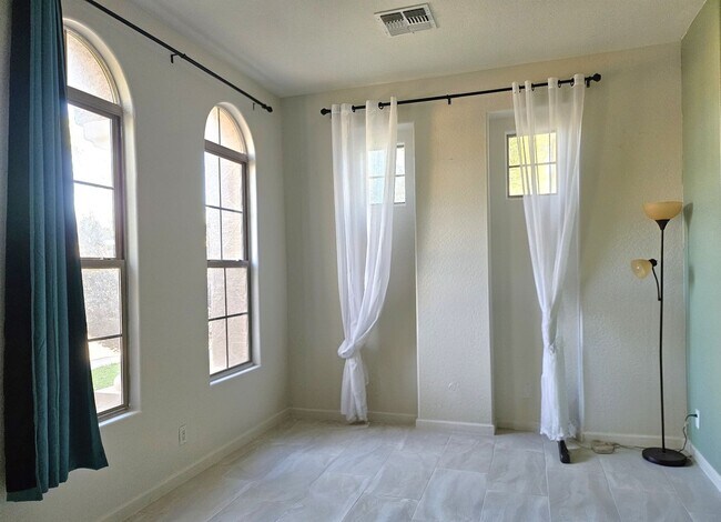 Building Photo - 5 bed 3.5 bath in Paseo Trails