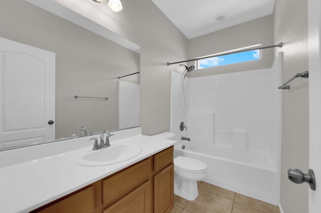 Building Photo - 3 bedroom home in gated community
