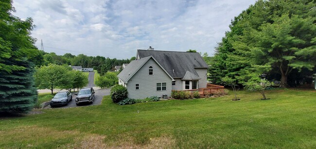 Building Photo - Spacious 5 Bedroom Executive Level Home