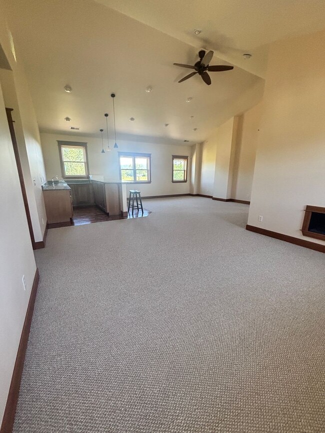 Building Photo - Beautiful 4B/3B home on acreage with mountain views