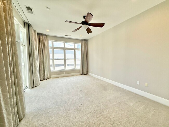 Building Photo - Luxurious Downtown Raleigh Condo with High...
