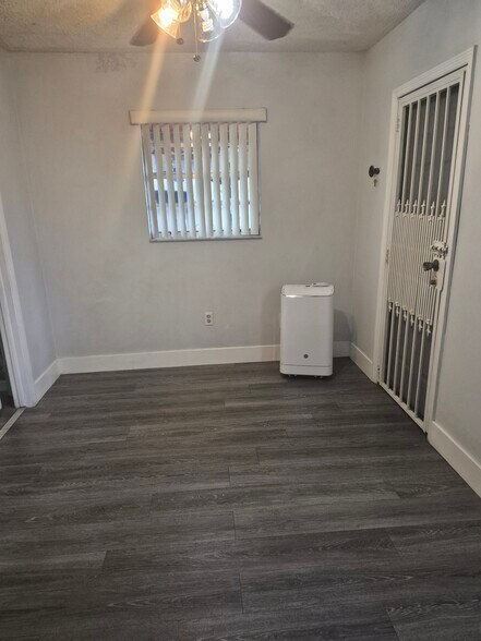 Building Photo - 791 E 43rd St