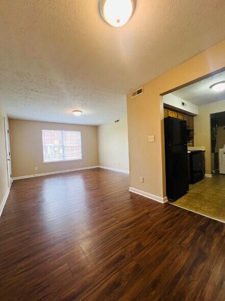 Building Photo - "Charming 2-Bedroom Gem in Clarksville – Cozy 965 Sq Ft Retreat!" 3854D Northeast Dr. Clarksville...