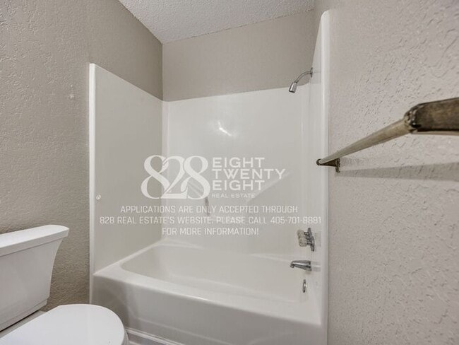 Building Photo - Spacious 2 Bed/2 Bath Townhome Duplex Available NOW in Moore, OK!