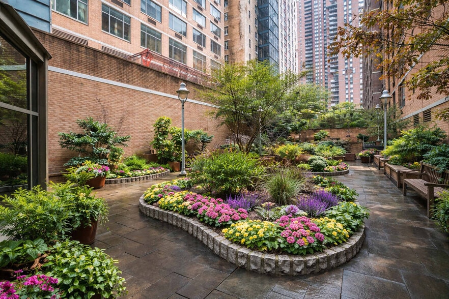 Building Photo - 350 W 43rd St