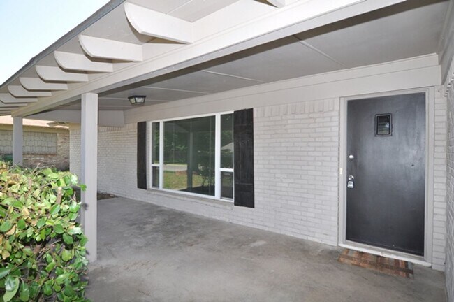 Building Photo - 1117 Trailwood Dr