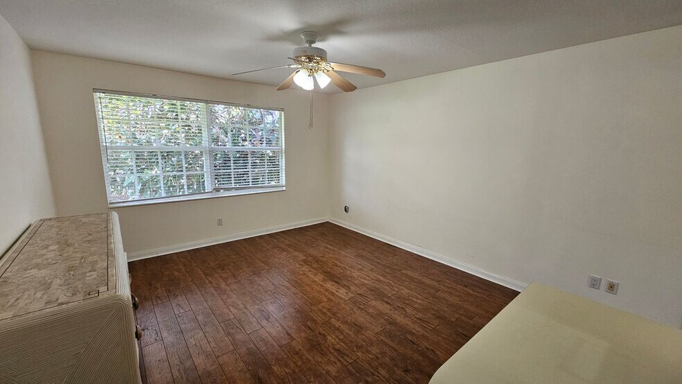 Building Photo - 7960 SE Peppercorn Ct
