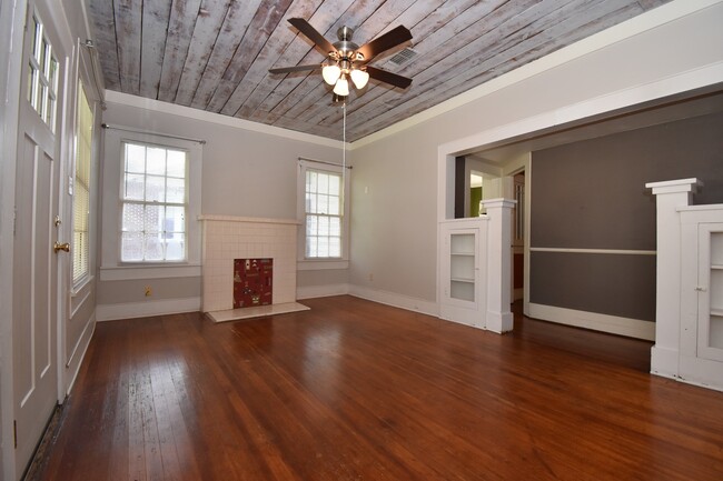 Building Photo - Recently Updated 3 Bedroom House