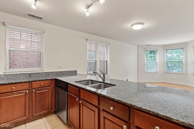 Building Photo - 645 W Elm St