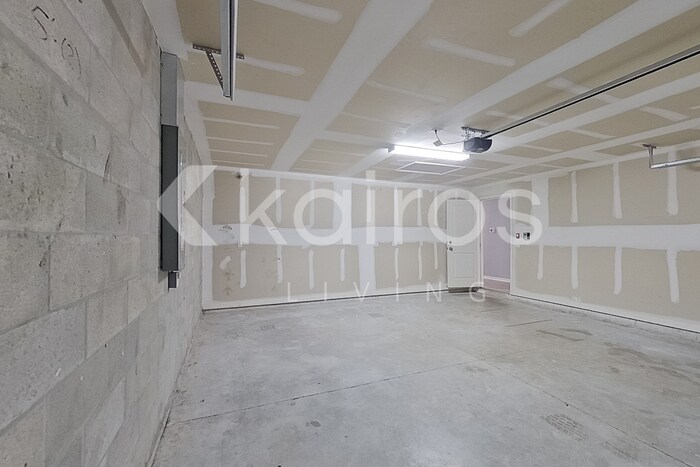 Building Photo - 1010 Kaye St E