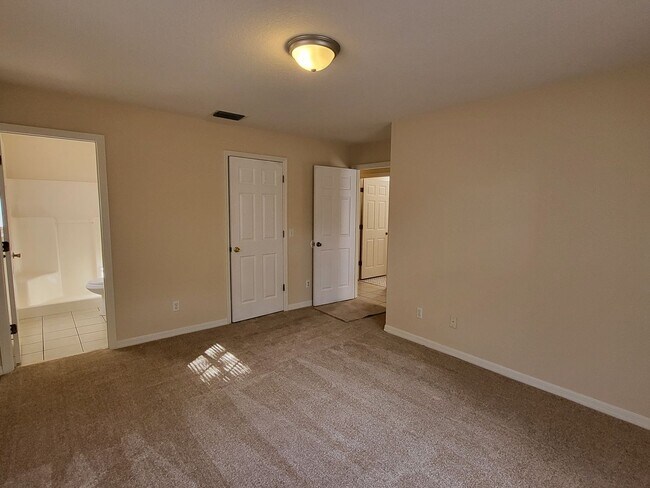 Building Photo - Two Bed/Two Bath~Bright & Clean~One Car Garage~Yard