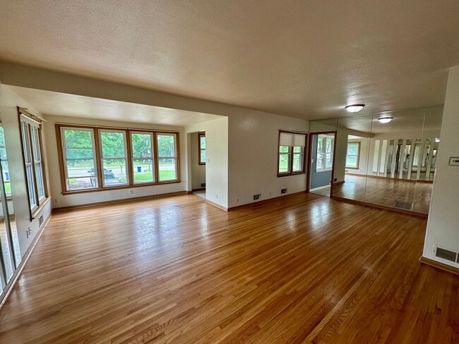 Building Photo - Beautiful Single Family Home Across from L...