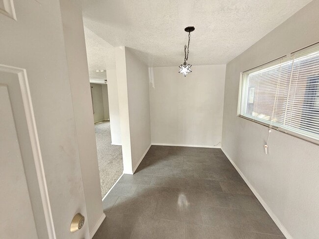 Building Photo - Gorgeous 2 bedroom in Barelas! Great location. Washer/Dryer.