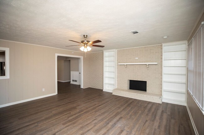 Building Photo - ** 4 Bed 2 Bath located in Rosemont Height...