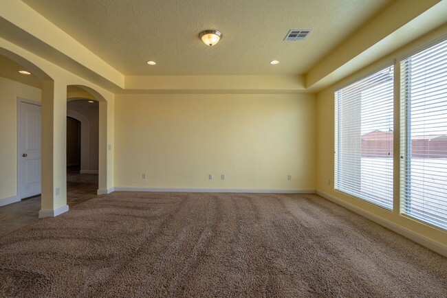 Building Photo - Stunning Home with 4 beds/2.5 baths and 3-Car Garage in Mulberry Estates