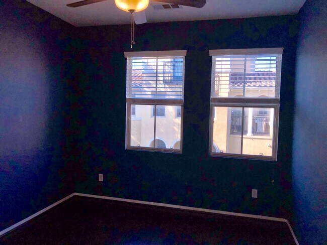 Building Photo - Wow, A Woodbury 3 BD, 2.5 BA Townhome