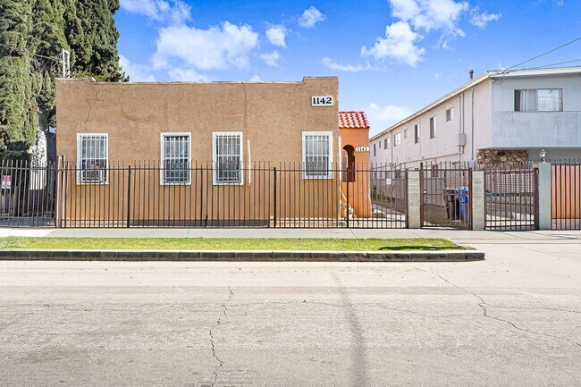 Building Photo - Newly Remodeled 1 Bedroom / 1 Bath with IN-UNIT Laundry in the Heart of Hollywood!