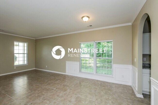 Building Photo - 4 Bedroom Pet-Friendly Home in Charlotte, NC with Main Street Renewal