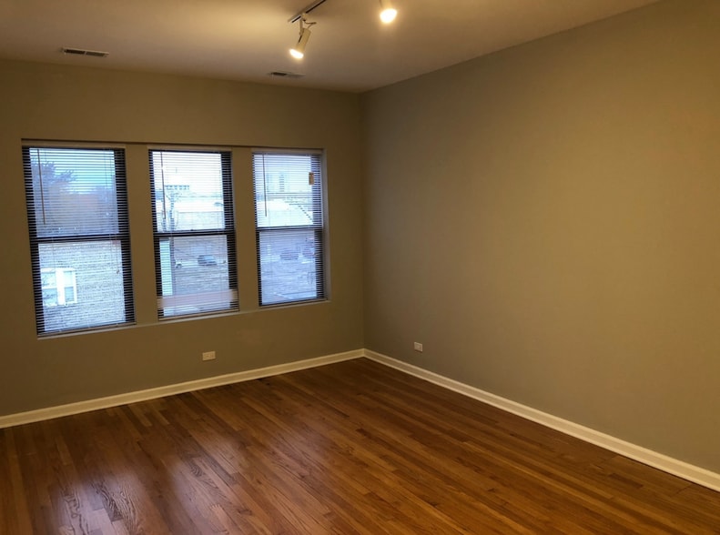 Living Room - 3217 W Cullom Ave