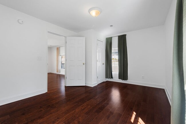 Building Photo - Gorgeous Home Near Downtown Durham!