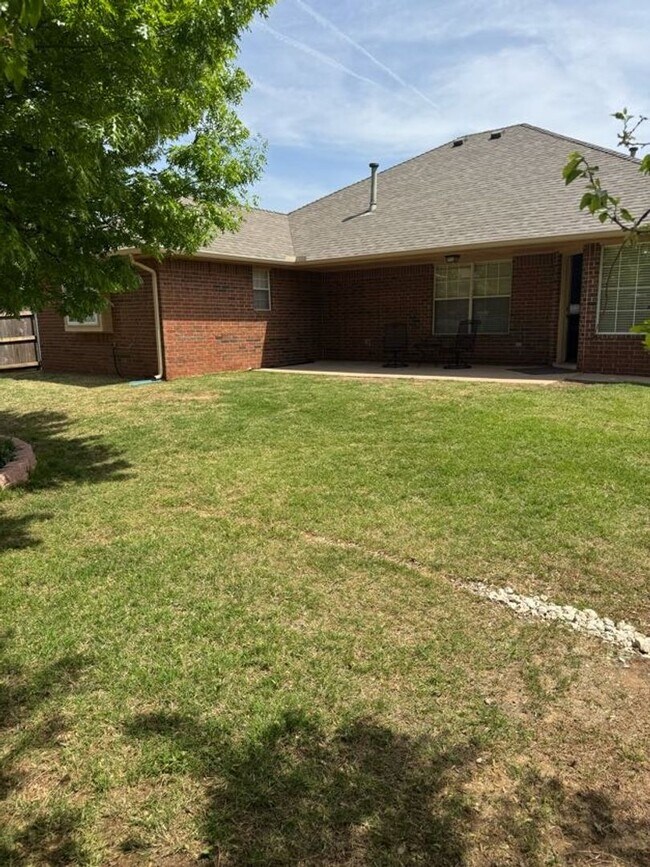 Building Photo - Fully Furnished, Short-Term Rental - (3) Bed/(2) Bath + Office! Pool Access!