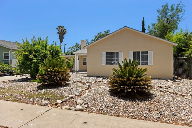 Building Photo - Spacious 4-Bedroom Family Home in Northridge!