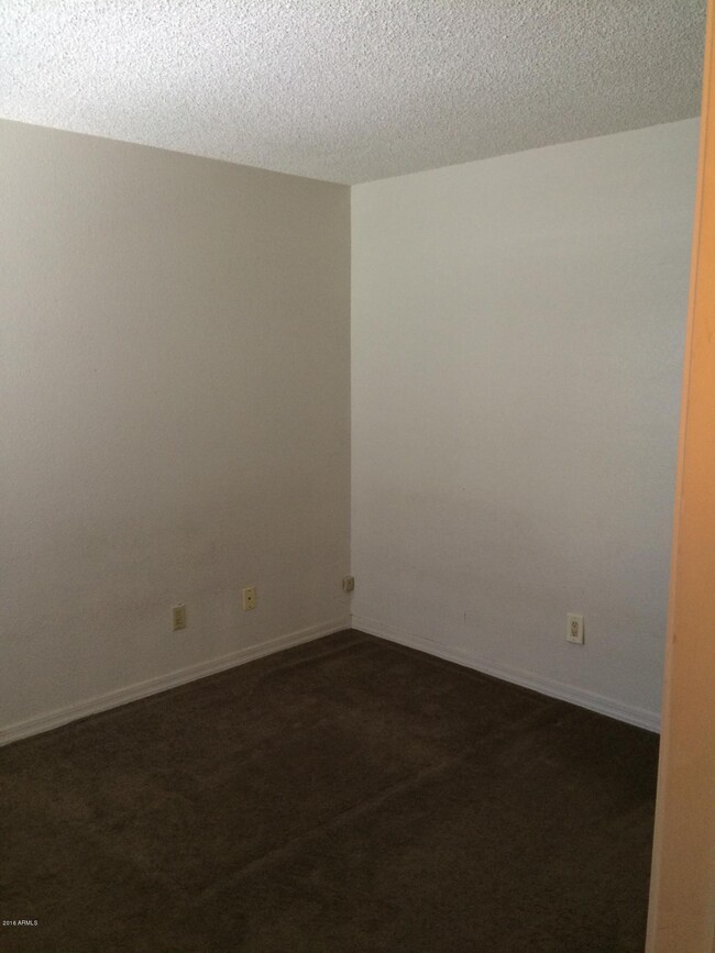 Building Photo - 304 E Bluebell Ln