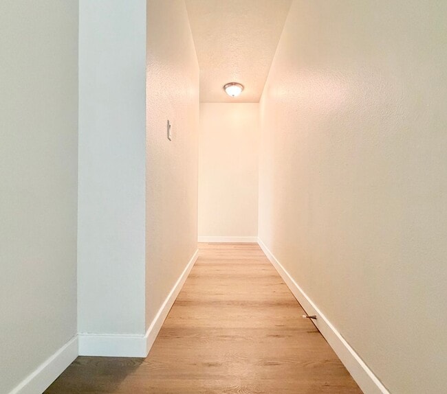 Building Photo - Lake Oswego 2 Bedroom Condo with $500 Move-In Incentive – Utilities Included!