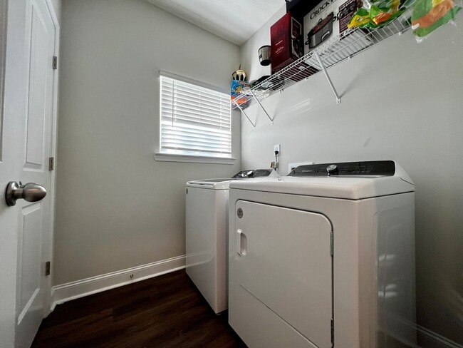 Building Photo - AVAILABLE LATE JANUARY (One Pet Only)