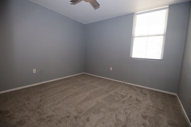 Building Photo - First Floor Condo in Green Valley!