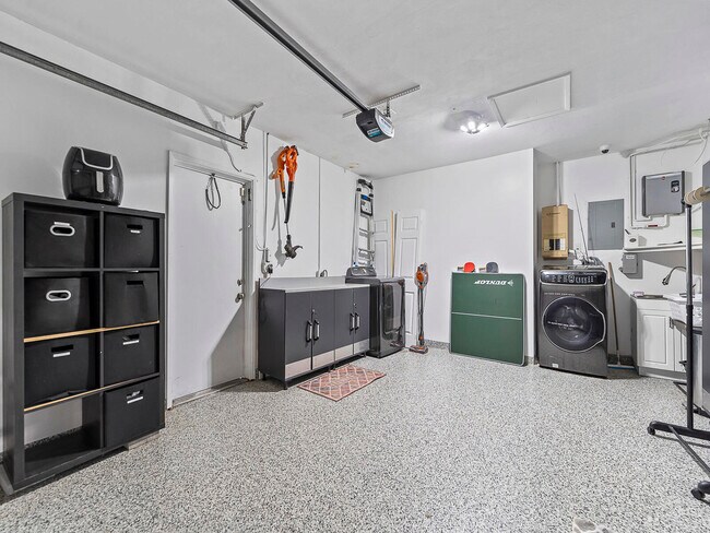 Building Photo - 801 SE 14th St