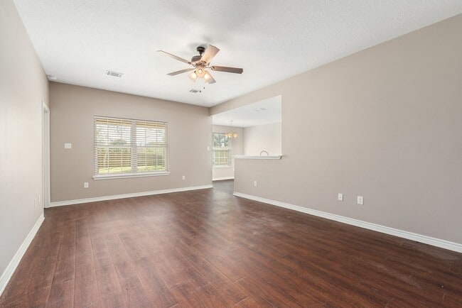 Building Photo - Available for Immediate Move in! Newly Ren...