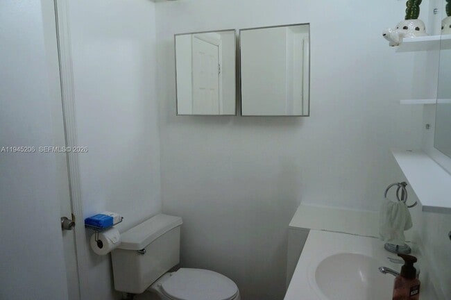 Building Photo - 1481 NE Miami Gardens Dr