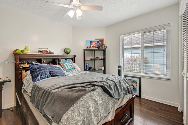 Building Photo - 303 E Riverbend Dr