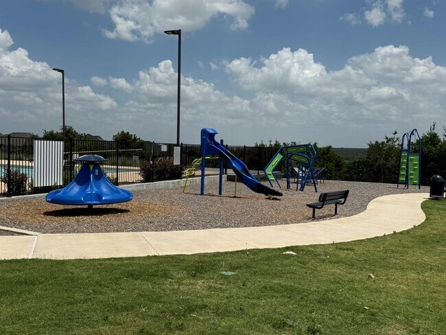 Building Photo - 621 Pinnacle View Dr