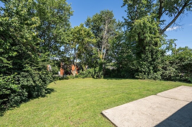 Building Photo - 402 Elken Pl